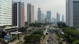 Ilustrasi lalu lintas perkotaan untuk artikel keselamatan transportasi saat kabut asap