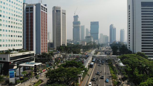 Ilustrasi lalu lintas perkotaan untuk artikel keselamatan transportasi saat kabut asap