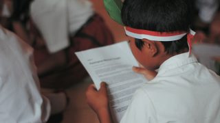 Ilustrasi siswa membaca bahan belajar untuk artikel pelaksanaan TKA 2026