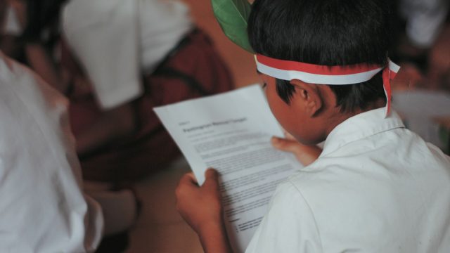 Ilustrasi siswa membaca bahan belajar untuk artikel pelaksanaan TKA 2026