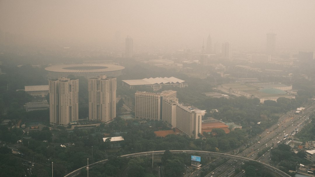 Kota tertutup kabut asap sebagai ilustrasi dampak kebakaran lahan