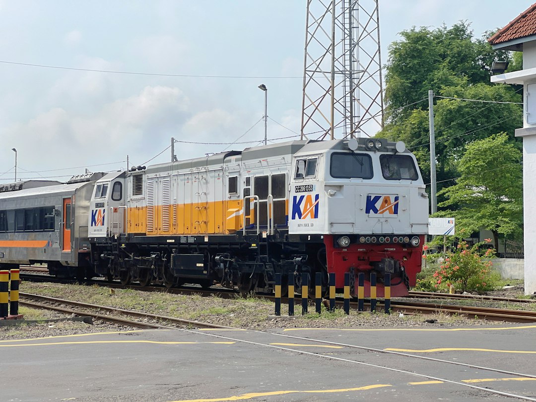 Kereta api melintas di jalur rel sebagai ilustrasi transportasi